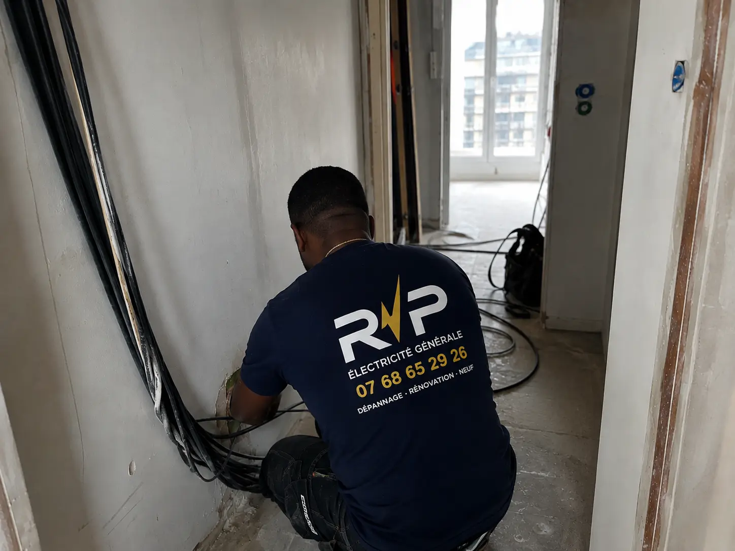Technicien RVP-ELEC réalisant un tirage de câbles sur chantier